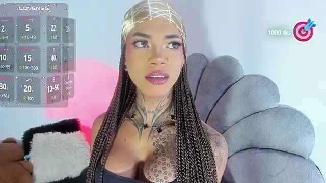 Snapshot of michell_danna chatting on 12.18.25 michell danna online show from 12.18.25