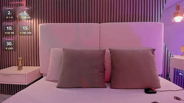 Snapshot of annie_clarkson chatting on 12.16.25 annie clarkson online show from 12.16.25