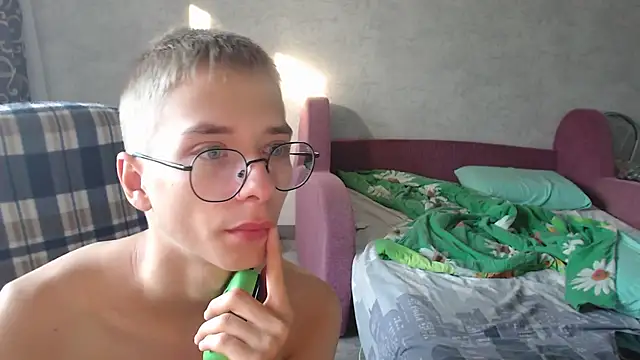 glasses cat online show from 09.22.25