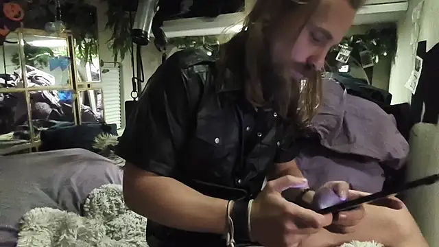 Snapshot of JuliCarl chatting on 10.25.25 JuliCarl online show from 10.25.25