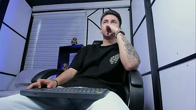 liaamsmiith  online show from 09.10.25