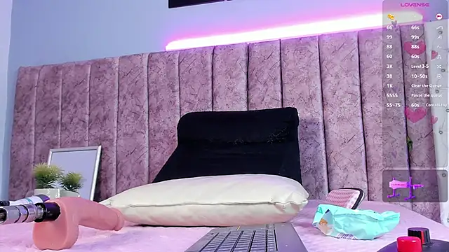 Niicolle Evanss online show from 11.07.25