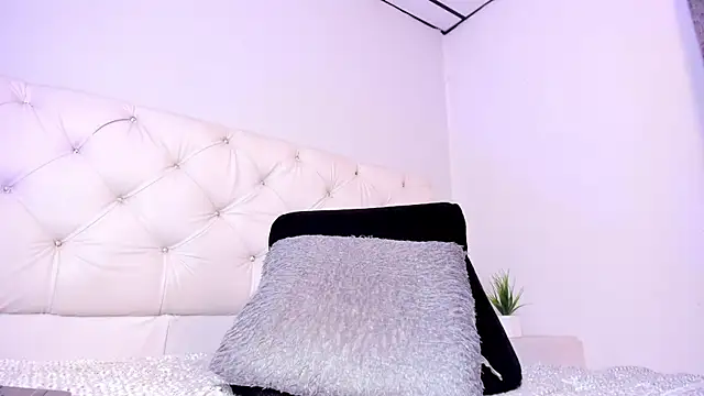 Niicolle Evanss online show from 11.09.25