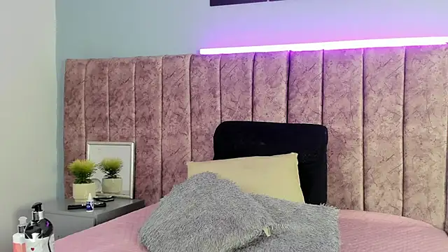 Niicolle Evanss online show from 11.19.25