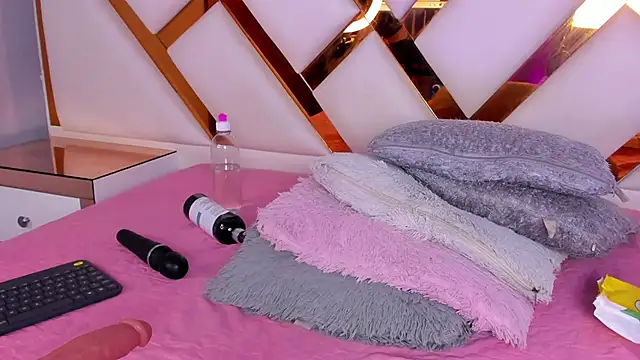 Niicolle Evanss online show from 02.10.26