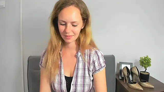 Snapshot of LyraHotty chatting on 09.26.25 LyraHotty online show from 09.26.25