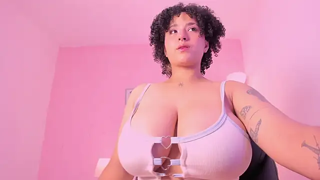 Snapshot of LiaaMoretzz chatting on 11.02.25 LiaaMoretzz online show from 11.02.25