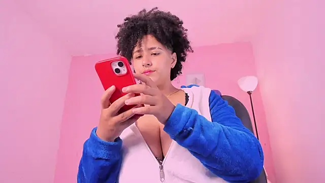 Snapshot of LiaaMoretzz chatting on 11.12.25 LiaaMoretzz online show from 11.12.25