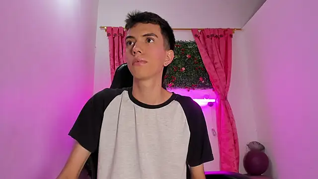 Snapshot of dylan_202520_ chatting on 09.30.25 dylan 202520 online show from 09.30.25