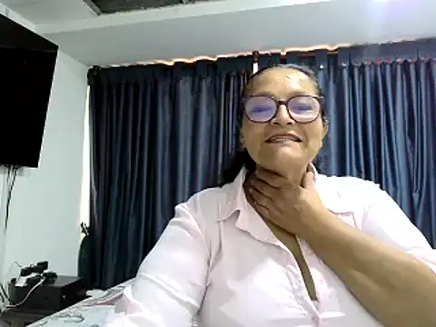 Snapshot of _Cristal chatting on 11.08.25 Cristal online show from 11.08.25