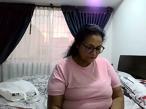 Snapshot of _Cristal chatting on 11.12.25 Cristal online show from 11.12.25