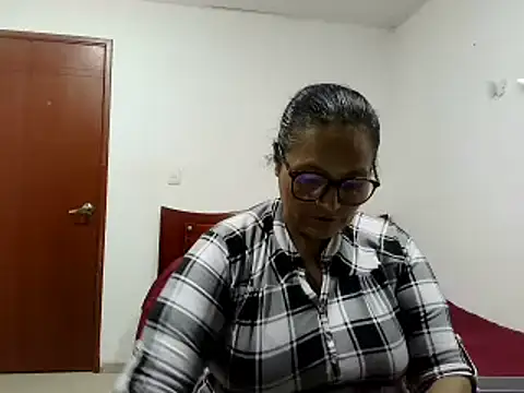 Snapshot of _Cristal chatting on 11.24.25 Cristal online show from 11.24.25