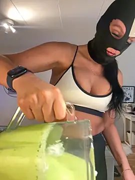 Snapshot of swedishbaddie chatting on 09.21.25 swedishbaddie online show from 09.21.25