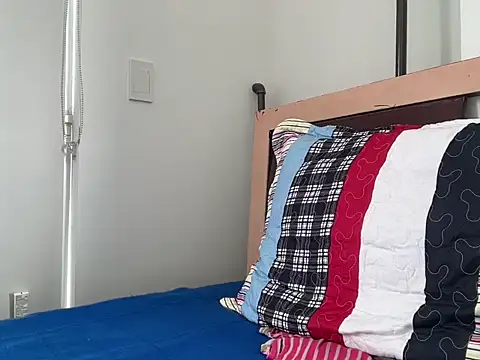 Snapshot of crossmichelle chatting on 11.25.25 crossmichelle online show from 11.25.25