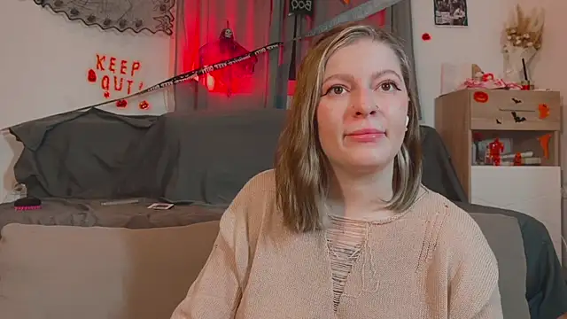 Snapshot of Mia_Kamp chatting on 10.28.25 Mia Kamp online show from 10.28.25