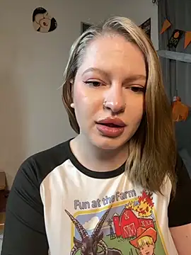 Snapshot of Mia_Kamp chatting on 10.29.25 Mia Kamp online show from 10.29.25