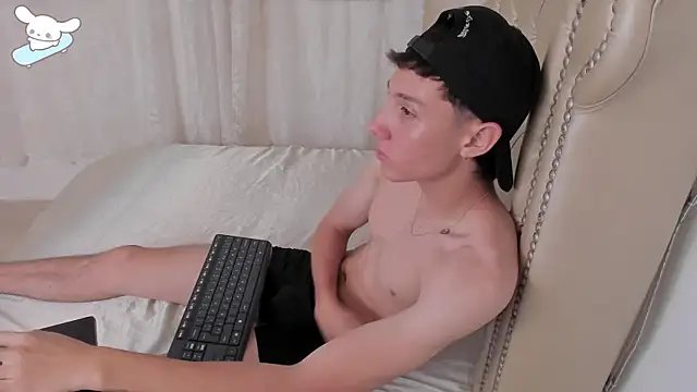 Snapshot of LittleDanny_ chatting on 10.04.25 LittleDanny online show from 10.04.25