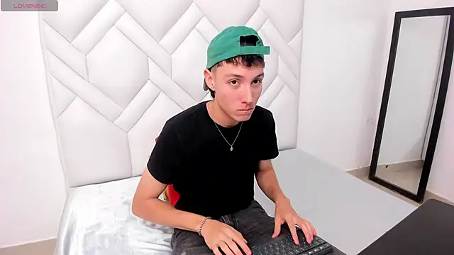 Snapshot of LittleDanny_ chatting on 11.03.25 LittleDanny online show from 11.03.25