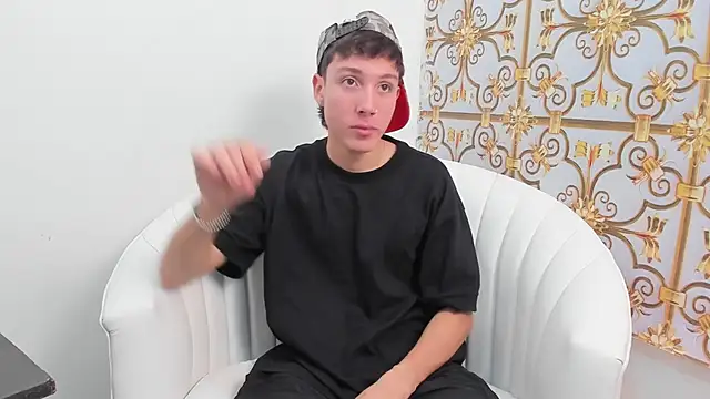 Snapshot of LittleDanny_ chatting on 11.19.25 LittleDanny online show from 11.19.25