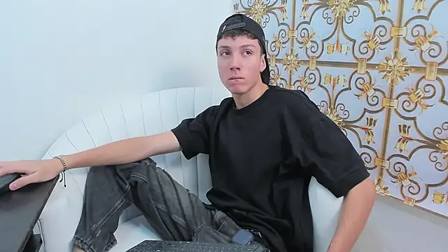 Snapshot of LittleDanny_ chatting on 12.18.25 LittleDanny online show from 12.18.25