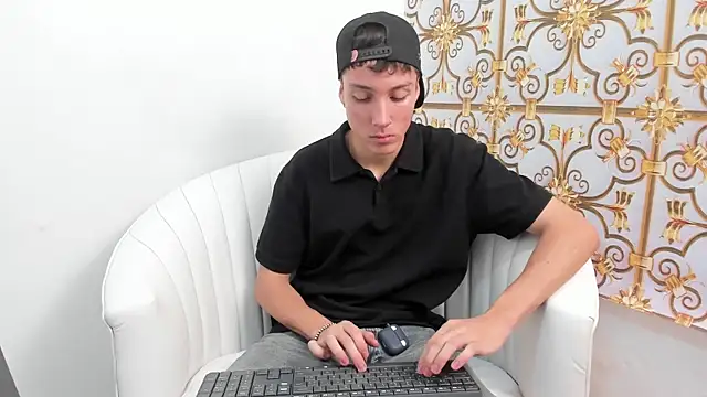 Snapshot of LittleDanny_ chatting on 12.21.25 LittleDanny online show from 12.21.25