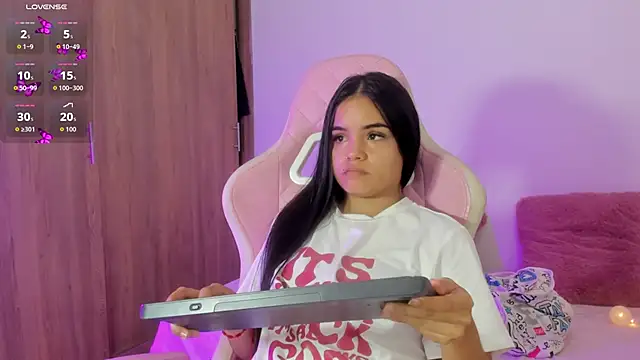 Snapshot of Valeri_13 chatting on 12.22.25 Valeri 13 online show from 12.22.25