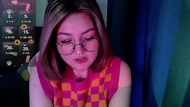 Snapshot of cute1stranger chatting on 09.14.25 cute1stranger online show from 09.14.25