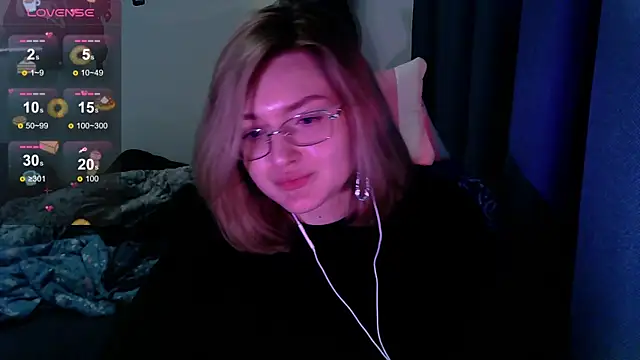 Snapshot of cute1stranger chatting on 09.17.25 cute1stranger online show from 09.17.25