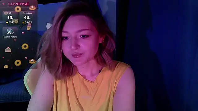 Snapshot of cute1stranger chatting on 10.15.25 cute1stranger online show from 10.15.25