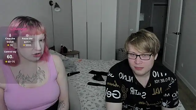 Snapshot of Couple_Molly chatting on 10.20.25 Couple Molly online show from 10.20.25