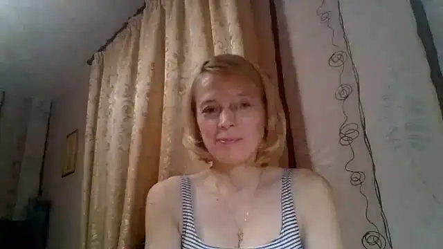 Snapshot of LiluXRose chatting on 10.16.25 LiluXRose online show from 10.16.25