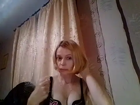 Snapshot of LiluXRose chatting on 10.20.25 LiluXRose online show from 10.20.25
