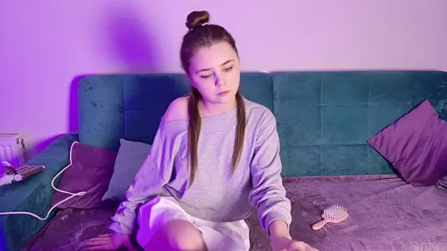 Snapshot of LeksaLove chatting on 12.16.25 LeksaLove online show from 12.16.25