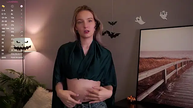 Snapshot of HongTomczak chatting on 11.17.25 HongTomczak online show from 11.17.25