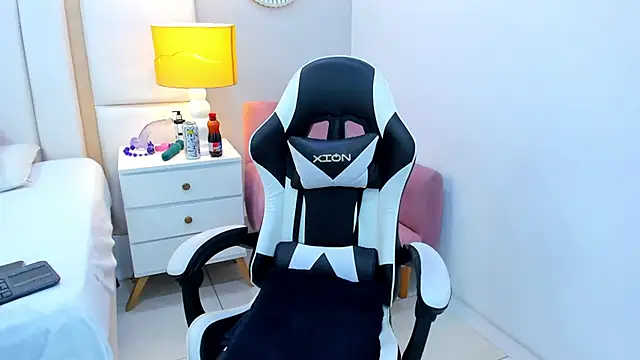 Snapshot of EimmyJones chatting on 11.02.25 EimmyJones online show from 11.02.25