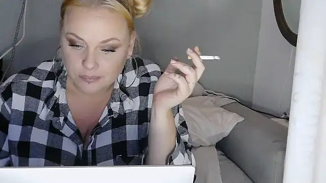 Snapshot of sweetsinzz chatting on 10.25.25 sweetsinzz online show from 10.25.25