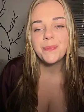 Snapshot of ItsLxsa chatting on 10.04.25 ItsLxsa online show from 10.04.25