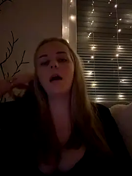 Snapshot of ItsLxsa chatting on 10.20.25 ItsLxsa online show from 10.20.25