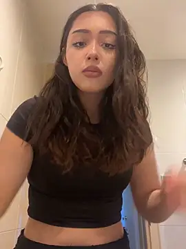 chloerossi18 online show from 12.23.25