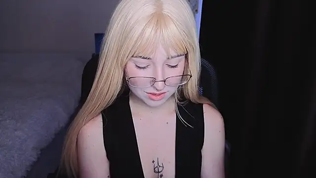 Snapshot of YukiMisa chatting on 09.20.25 YukiMisa online show from 09.20.25