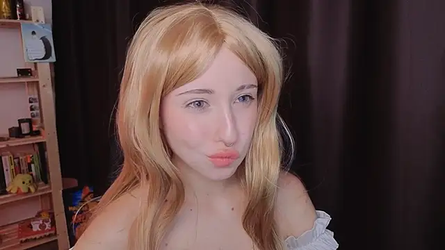 Snapshot of YukiMisa chatting on 10.16.25 YukiMisa online show from 10.16.25