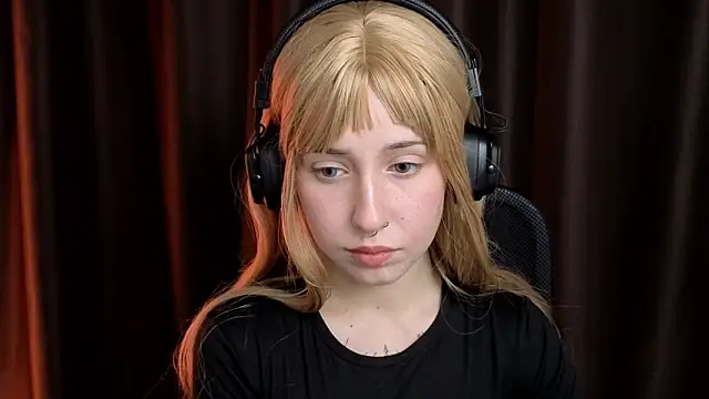 Snapshot of YukiMisa chatting on 12.14.25 YukiMisa online show from 12.14.25