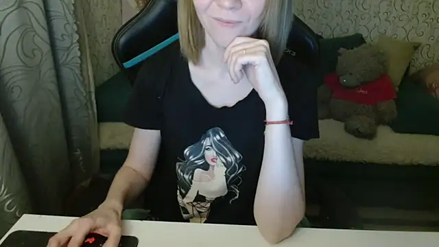 Snapshot of Ogonechekkk chatting on 10.18.25 Ogonechekkk online show from 10.18.25