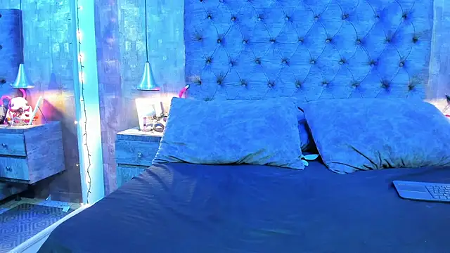 Snapshot of yiyisandoval chatting on 11.20.25 yiyisandoval online show from 11.20.25