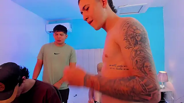 Snapshot of Handsomeboyss19 chatting on 11.21.25 Handsomeboyss19 online show from 11.21.25