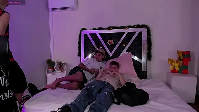 Snapshot of Handsomeboyss19 chatting on 12.17.25 Handsomeboyss19 online show from 12.17.25