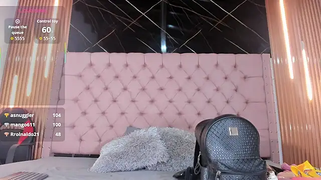 Snapshot of Emily_Brown18 chatting on 10.23.25 Emily Brown18 online show from 10.23.25