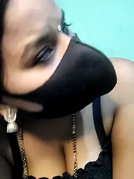 Snapshot of Shneeha_le chatting on 09.26.25 Shneeha le online show from 09.26.25