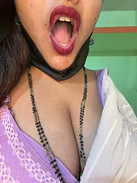 Snapshot of Shneeha_le chatting on 04.08.26 Shneeha le online show from 04.08.26
