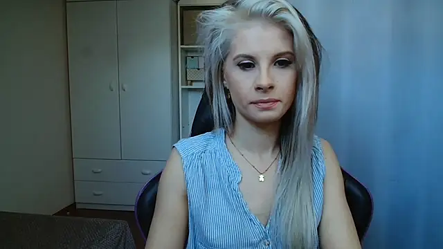 Snapshot of KristineGlow chatting on 05.22.26 KristineGlow online show from 05.22.26